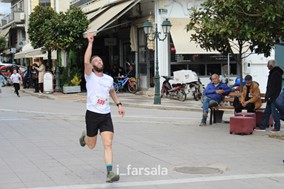 Συγκλόνισε στον "Μυρμιδόνων Άθλο" ο δρομέας που έτρεξε για την μικρή αδικοχαμένη κόρη του